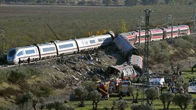 西班牙国家铁路公司（Renfe）的列车（左）周三在托莱多省乌尔达和洛斯耶韦内斯之间的铁路线上，追撞西班牙私营铁路公司伊尔约（Iryo）一辆停在轨道上的列车。两辆列车都有车厢脱轨，但伊尔约列车的情况较严重，2节车厢翻下斜坡，碎片散落在轨道旁。（图取自法新社）