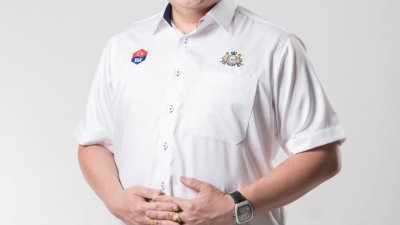 马青柔佛州副团长莫得鼎。