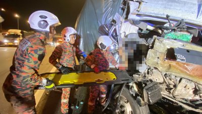消拯员动用消防绞盘拉开受损车体以扩大救援空间，再利用担架协助将受困司机移出，惟医护人员检查后证实已身亡。
