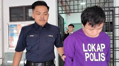 中国籍被告（右）承认逾期逗留马来西亚，被判罚款1万令吉。（图：每日新闻）