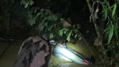 轿车遭湍急洪水冲入沟渠，一名老翁受困车内疑不幸溺毙。
