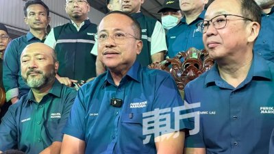 阿末山苏里（坐者中）表示国盟将会过后在宣布最后一个议席候选人，坐者左起为慕克里兹和刘华才。