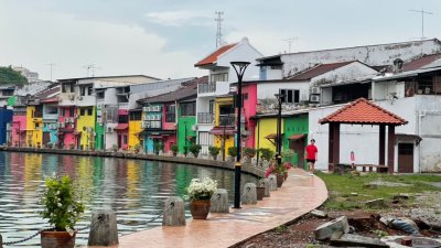 马六甲河畔是许多市民和游客运动和散步休闲场所。