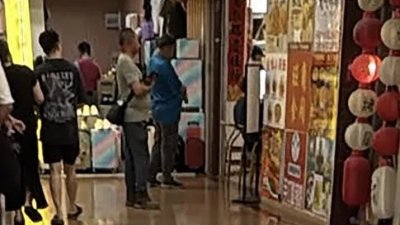 新加坡警方突击狮城牛车水美食阁，逮捕4名外籍陪酒女郎。（图：新明日报）