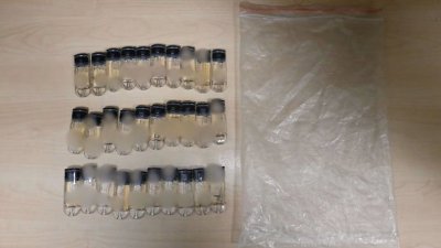 新加坡警方从嫌犯身上搜出大量含有依托咪酯电子烟烟弹。（图：新加坡卫生科学局）