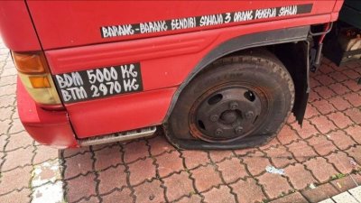 太平广场旁道路再传车辆轮胎遭放气事件，约10辆车受影响，当中包括数辆罗里。（社媒图）