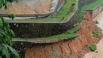 部分道路也跟著塌陷。图取自面子书