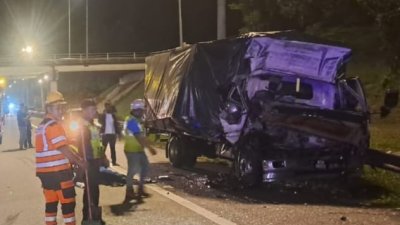 南北大道北上方向第372.4公里路段昨晚发生涉及4辆罗里连环车祸，一名31岁罗里司机当场丧命，另一名27岁罗里司机蒙受轻伤。