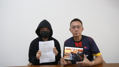 张祖帆（左起）在林道祥陪同下，召开新闻发布会叙述自己坠入网络诈骗骗局经过。