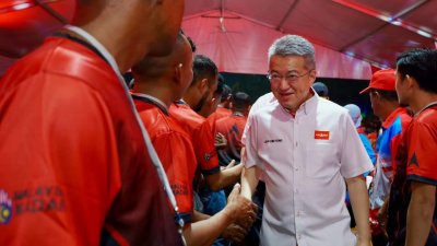 为摆脱三角战 　巫统无论靠向谁　刘镇东：马华注定“被打包卖掉”