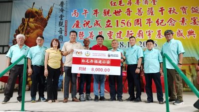 黄文标（左4）移交8000令吉拨予吴顷华（右4）。左起为林礼、郭天送、林美缃、罗国忠、黄涵威、李志彪、郭民众及林文轩。