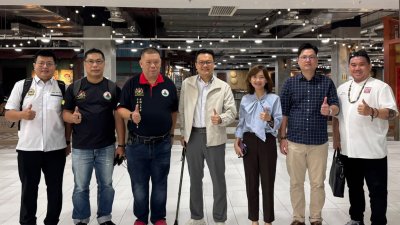 众人巡视首届槟城关公文化艺术展场地后合影，左起为张志强、梁浩辉、孙橹华、杨顺兴、黄玉屏、庄洧汉及罗家濠。