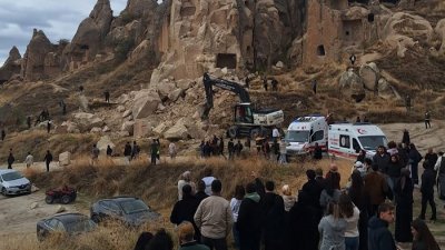 周四在土耳其内夫谢希尔省卡帕多基亚地区，救护车和挖掘设备正在一处因强降雨引发山崩而坍塌的岩层附近搜救受害者。（图取自DHA/法新社）