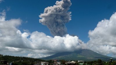 周五上午，菲律宾马荣火山喷发，滚滚浓烟直冲云霄。（图取自法新社）