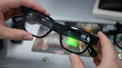 周五在首尔的Eyedaq眼镜店，一名验光师展示著一副智能眼镜。（图取自法新社）