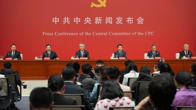 中共中央周五举行新闻发布会，介绍和解读中共二十届五中全会，左起为主持发布会的中央宣传部副部长王纲、中央宣传部分管日常工作的副部长胡和平、中共中央纪律检查委员会副书记兼国家监察委员会副主任张福海、中央组织部分管日常工作的副部长黄建发、中央政策研究室主任唐方裕，以及中央党校（国家行政学院）分管日常工作的副校长（副院长）谢春涛。（图取自新华社）