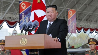 朝鲜最高领导人金正恩周四在“无人航空技术发展-2026”展览会上发表讲话。（图取自朝中社/法新社）