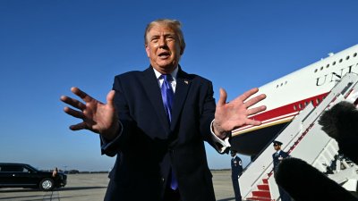 美国总统特朗普周四结束在南卡罗来纳州的中期选举竞选行程返回华盛顿，他在马里兰州安德鲁斯空军基地接受记者采访。（图取自法新社）