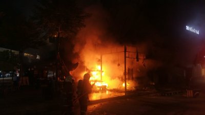 振林山先锋园周四晚上一间水果摊发生火患，并引燃了摊位前方的烟花炮竹，造成现场火光冲天，传来阵阵炮竹烟花燃放声。（图：柔消拯局）