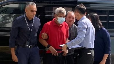 阿芬迪（左2）原本被控谋杀罪，周四改控误杀罪。