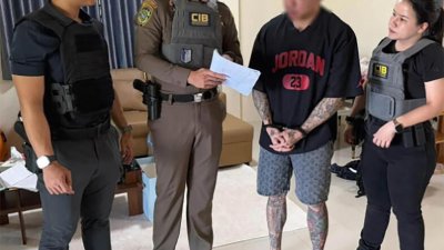 泰国警方在9月15日展开行动，逮捕卖淫集团中的涉案男子。 （取自Thaiger）