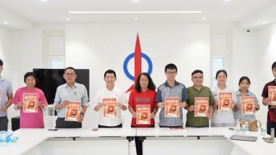 黄天荣（左4）主持“咔遛夜市”首次筹委会会议后宣布，夜市试营运期间为10月31日至12月26日，每逢周六傍晚6时至晚上11时开放，让居民及游客享受吃喝玩乐兼具的周末市集。