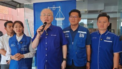 魏家祥（右3）宣布马华将上阵哥打叻沙玛纳州议席，右起为蔡求伟、林万锋和骆慧茹。