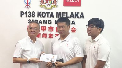 邱培栋（左起）移交选区拨款予马六甲龙舟促进会会长周志明。