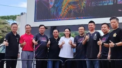 郭奕明（左起）、陈文健、李庆进、李国涛、杨佳琦、游佳豪、叶士愷、廖南国及叶德顺在抽签仪式后合影留念。