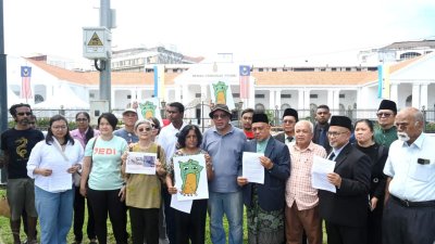 槟城垄尾刘玉水花园日前发生致命土崩事故，12个非政府组织今早趁著槟州议会召开期间前往州议会，要求州政府全面调查事故。