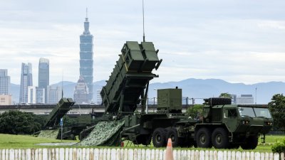 图为2025年7月11日，在台湾“汉光”军事演习的第4天，一套空军“爱国者”导弹系统被部署在台北的一座公园内。（法新社档案照）