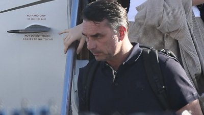 当地时间周三，落败的巴西总统候选人弗拉维奥抵达美国佛罗里达州迈阿密的奥帕洛卡行政机场后走下飞机。（图取自法新社）