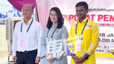 马接再也3名候选人在完成提名后一同合影，右起为帕拉森、林秀凌和魏喜森。