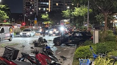 遭撞的轿车和摩哆横跨在马路上。 