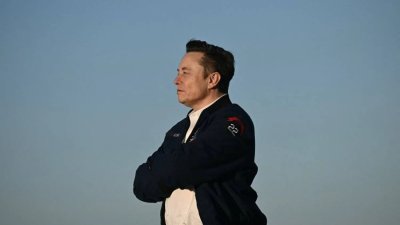图为2025年3月22日，马斯克抵达美国纽泽西州莫里斯敦市的莫里斯敦市立机场，并走下“空军一号”。（法新社档案照）