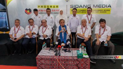 阿邦佐哈里（前排右3）在斯里阿曼主持2026年“我亲爱的的砂拉越”（Sarawakku Sayang）时召开新闻发布会。