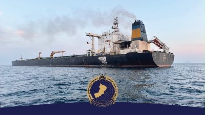 阿曼海上安全中心周五在社交媒体X发布声明，指从遇袭起火的商船“RITI”号疏散了25名船员。（图取自阿曼海上安全中心X帐号）