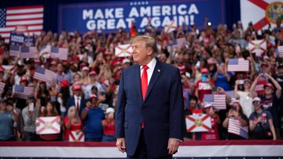 美国总统特朗普周五到佛罗里达州的代托纳比奇参加共和党的国会中期选举竞选集会，为该州的共和党候选人站台助选。（图取自法新社）