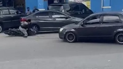 网络周五流程一段车撞倒地不起摩哆骑士视频，警方证实已逮捕3名涉案男女助查。（图：视频截图）