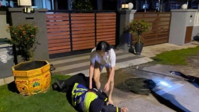 一名女子与执法人员发生冲突。（图取自社交媒体）