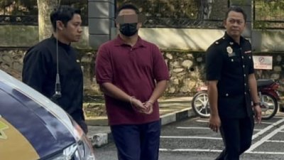 嫌犯（中）被押往芙蓉法庭申请延扣，获准延扣4天助查。