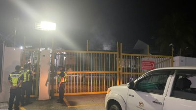 柔环境局接获民众投报新山多个地区弥漫焚烧异味后，迅速派员前往多个工业区及高风险地带展开调查，以找出异味源头。（图：环境局面子书）