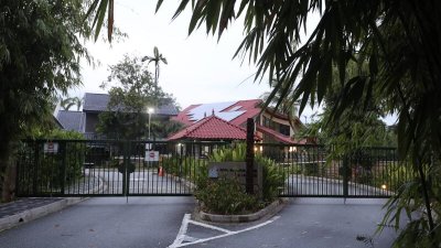 被告李炳干请人租下惹兰罗央的公务员俱乐部度假屋开赌档。
