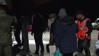 俄罗斯国防部在即时通讯软体Telegram发布的画面显示，乌克兰南部城市奥列什基的居民被安排登上一架飞机。（图取自俄罗斯国防部Telegram帐号）