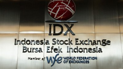 印尼证券交易所（IDX）宣布，将大批股权高度集中的公司从旗舰指数中剔除，合计市值权重约占雅加达综合指数的18%。（法新社档案照）