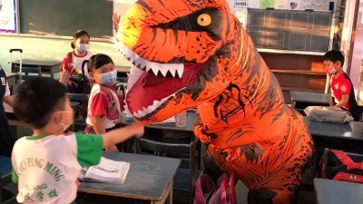 “恐龙老师”到每个班级与学生互动，让小朋友们十分兴奋。（图截取自居銮平民华小官方群组）