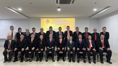 峇株巴辖华团联合会第10届理事会宣誓就职。