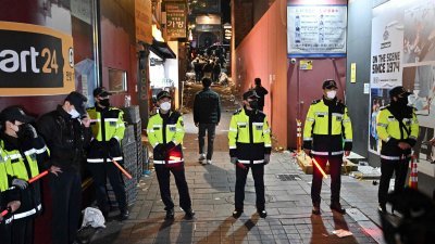韩国梨泰院在去年万圣节发生震惊全球的踩踏事件，造成159人死亡包括26名外籍人士。图为韩国警方去年10月30日，驻守在事故现场。（图取自法新社档案照）