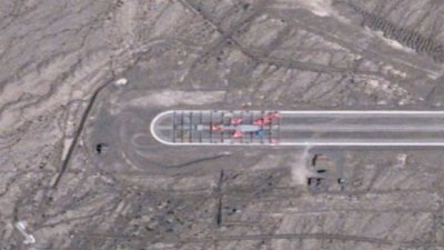 美国卫星影像公司BlackSky去年11月的影像显示，中国西北部沙漠一处军事基地的跑道中间，有艘约30.5公尺长的飞艇。（图取自CNN）