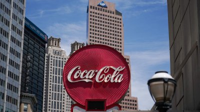 可口可乐（The Coca-Cola）预计，今年有机销售额将增长至少5%，并于7月上调过业绩指引，此次再度上调，显示出其对全年业绩的信心不断增强。（法新社档案照）